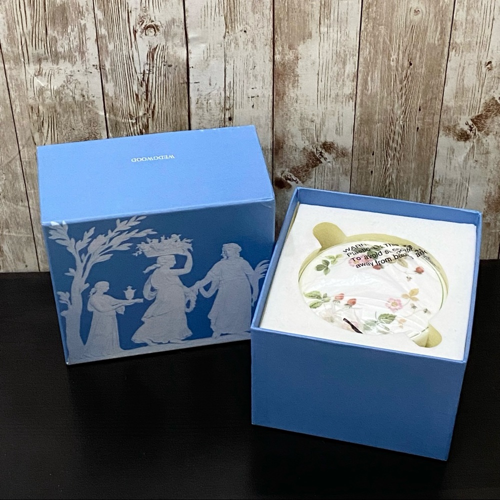 Retired WEDGWOOD Wild Strawberry Covered Box